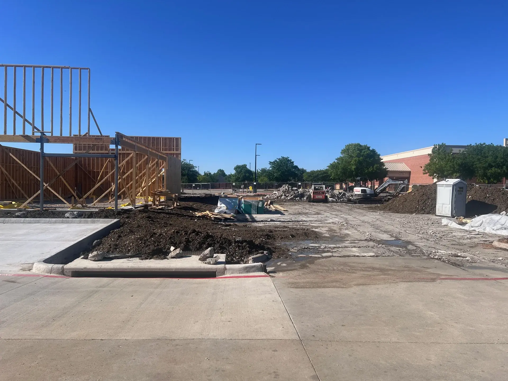 Grading and debris control on a Dallas-Fort Worth commercial site