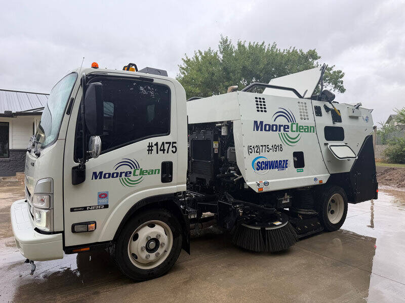 Moore Clean Schwarze Storm sweeper on route