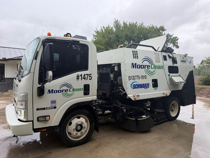 Moore Clean Schwarze Storm sweeper on route