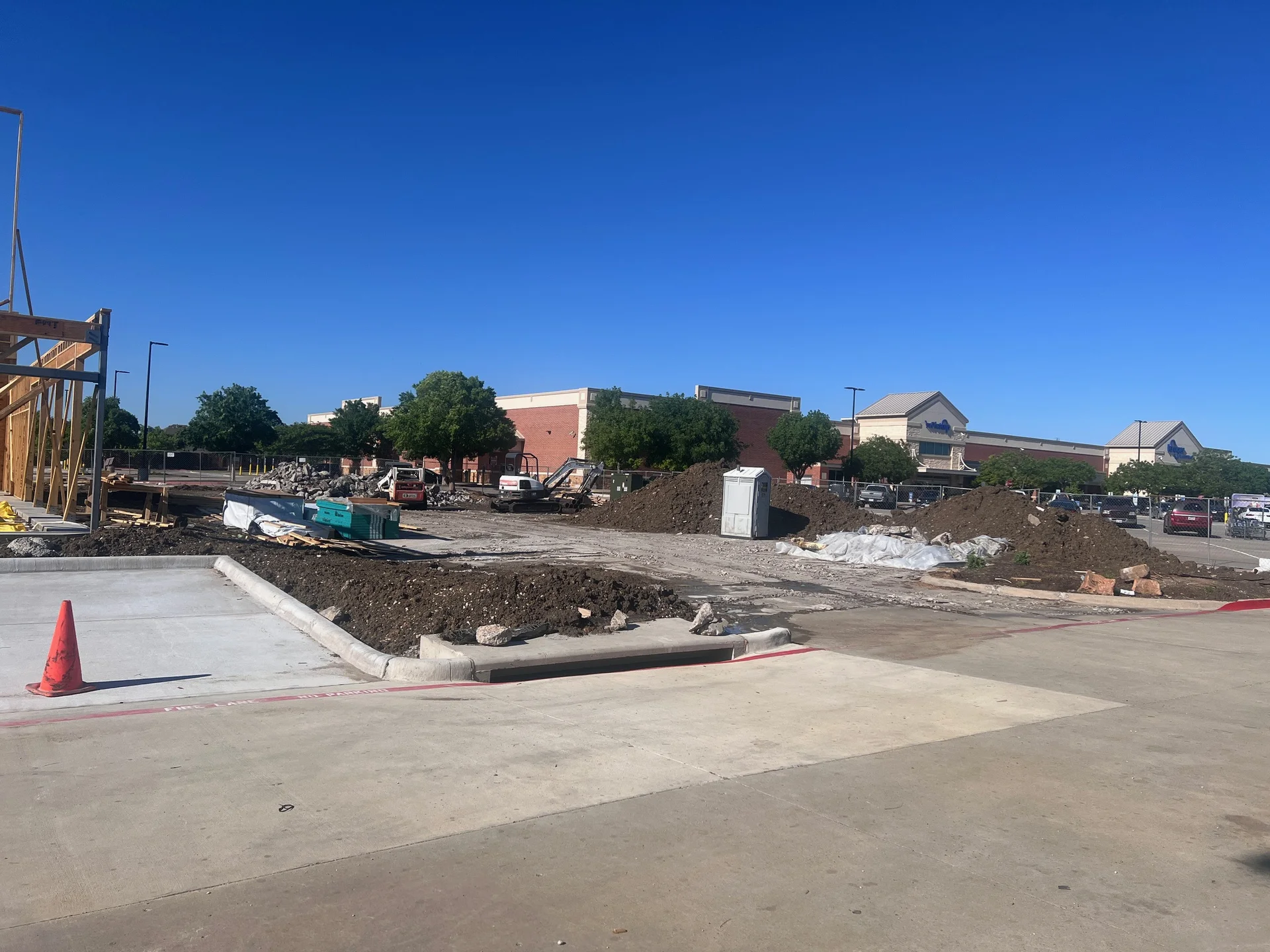 Pad-site construction cleanup underway at a DFW retail center